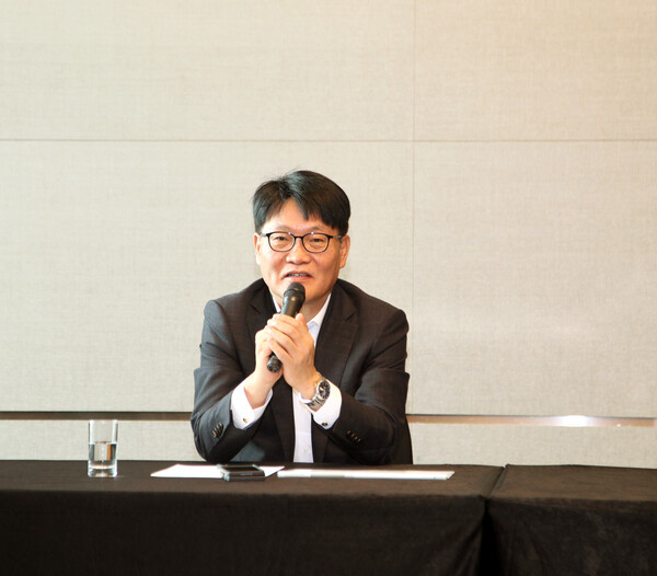 ▲정용원 KG모빌리티 사장이 12일 영등포 코트야드 메리어트 호텔에서 열린 간담회에서 판매 대리점 대표들에게 감사의 인사를 전하고 있다. ⓒKG모빌리티