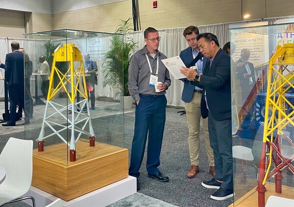 ▲관람객들이 ‘US Offshore Wind 2023’ SK오션플랜트 부스를 둘러보고 있다. ⓒSK오션플랜트