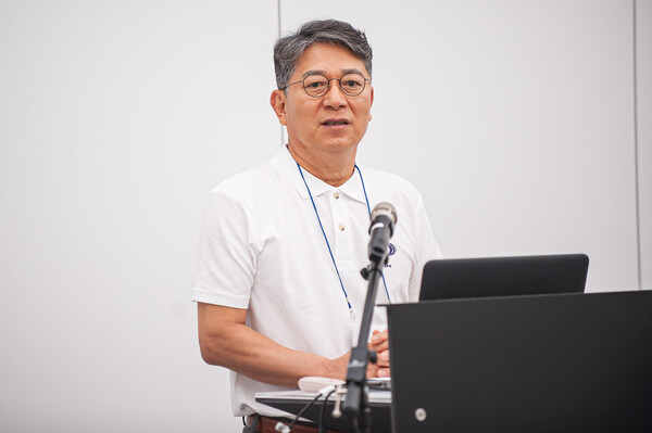 ▲곽재선 KG모빌리티 회장이 지난 11일 폴란드 바르샤바에서 열린 '토레스 론칭 행사'에서 인사말을 하고 있다. ⓒKG모빌리티