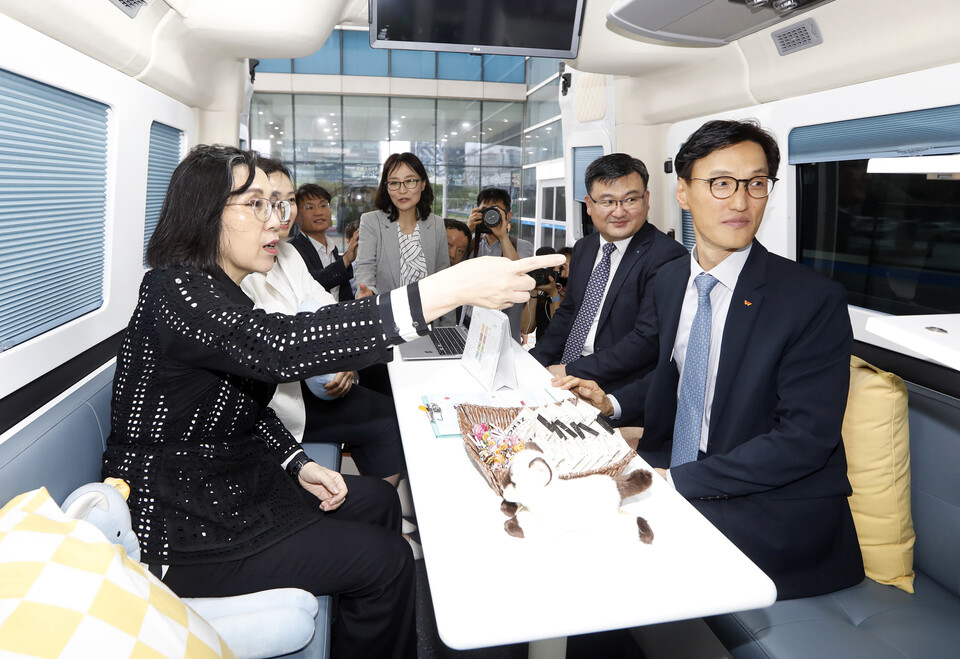 ▲조경목(오른쪽 앞) SV위원장과 김현숙(왼쪽 앞) 여성가족부 장관이 13일 전남 무안 전남도청 광장에서 열린 ‘청소년 마음건강 지킴이’ 버스 시승식 행사 뒤 버스안에서 환담하고 있다. ⓒSK