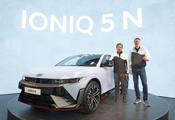 ▲대차 장재훈 사장과 N브랜드 & 모터스포츠 사업부장 틸 바텐베르크 상무가 아이오닉 5 N 월드프리미어가 열리는 영국 굿우드 페스티벌 오브 스피드에 참석해 기념 촬영을 하고 있는 모습. ⓒ현대자동차