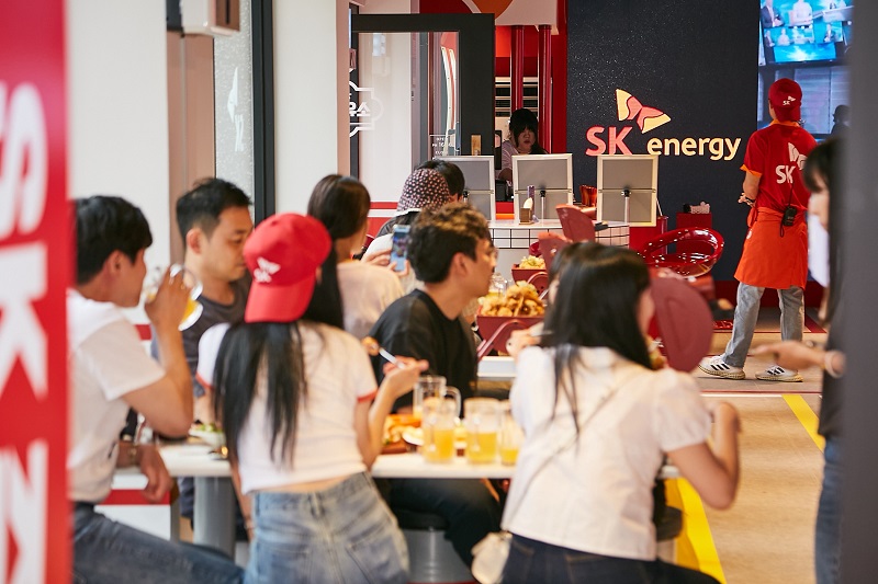 ▲SK주(酒)유소 팝업스토어 울산점을 이용하고 있는 고객들 모습. ⓒSK이노베이션