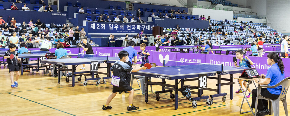 ▲유소년 탁구선수들이 인천 계양체육관에서 열린 제2회 일우배 전국 탁구대회에서 경기를 펼치고 있다. ⓒ한진그룹