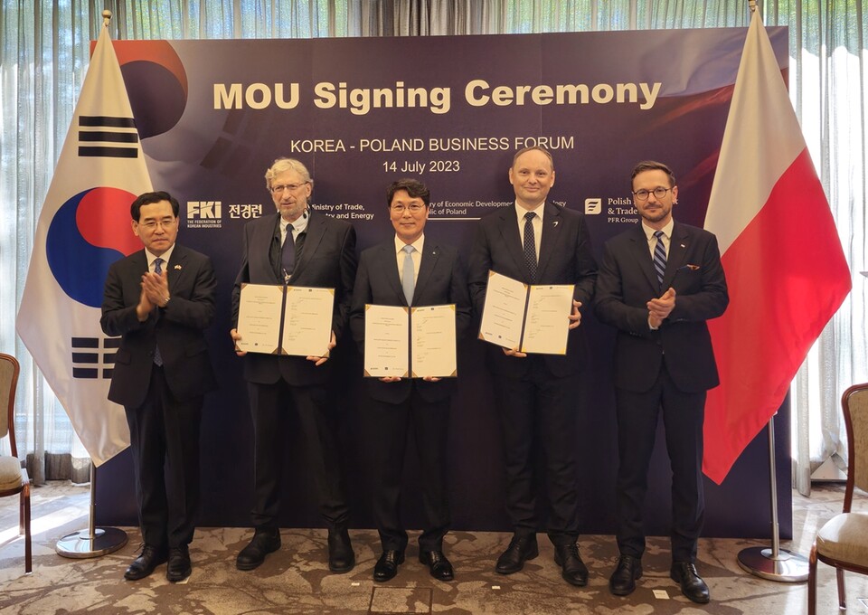 ▲현대엔지니어링, USNC사, Grupa Azoty Police 3자간 MMR 사업협력 MOU를 체결한 후 기념 사진을 촬영하고 있다. (왼쪽부터) 이창양 산업통상자원부 장관, 프란체스코 베네리 USNC 대표이사, 홍현성 현대엔지니어링 대표이사, 마리우시그랍 Grupa Azoty Police 사장, 발데마르 부다 폴란드 경제개발기술부 장관. ⓒ현대엔지니어링