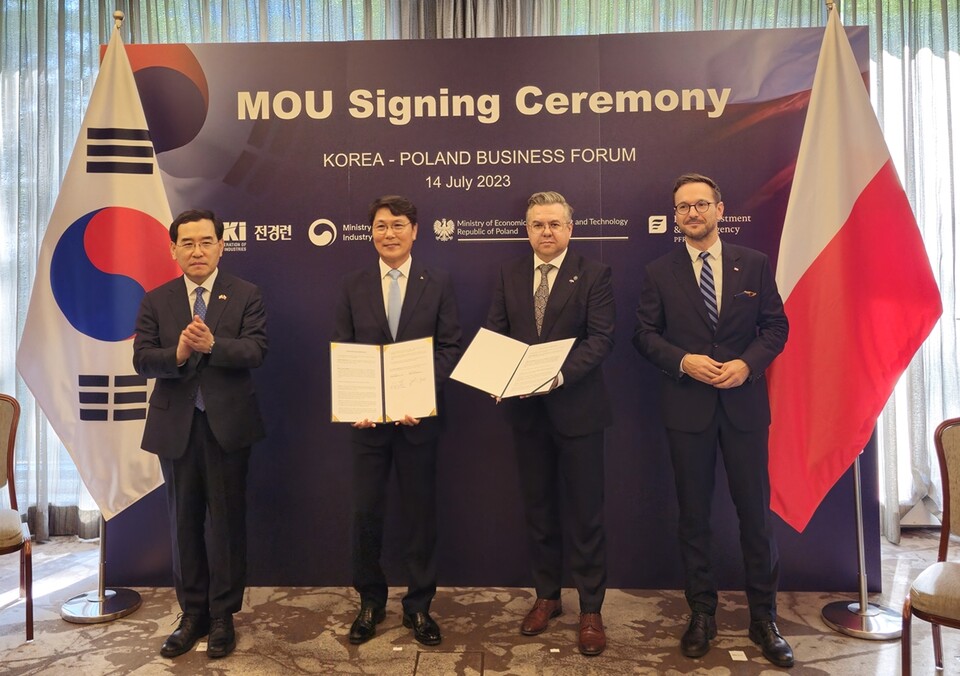 ▲현대엔지니어링과 PGZ사가 지난 14일 폴란드 바르샤바에서 ‘폴란드 건설사업 및 우크라이나 재건사업을 위한 상호협력 MOU’를 체결한 후 기념 사진을 촬영하고 있다. (왼쪽부터) 이창양 산업통상자원부 장관, 홍현성 현대엔지니어링 대표이사, 크시스토프 솔라 PGZ 부사장, 발데마르 부다 폴란드 경제개발기술부 장관. ⓒ현대엔지니어링