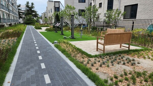 ▲춘천효자8단지 체인지-업 사업 이후 산책로. ⓒLH