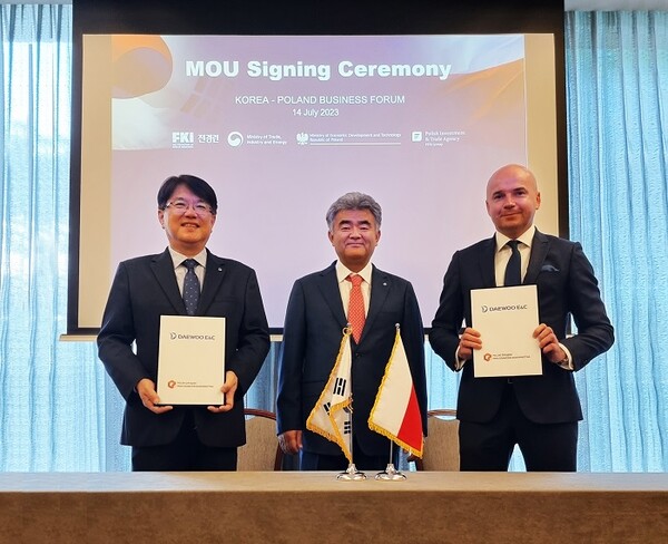 ▲14일(현지시간) 폴란드 바르샤바에서 (왼쪽부터)한승 대우건설 해외사업단장, 정원주 대우건설 회장, 프제미즈와 야니제브스키(Przemyslaw Janiszewski) 감독위원회 위원이 업무협약 체결 후 기념사진을 촬영하고 있다. ⓒ대우건설