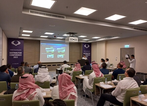 ▲아프리카, 중동, CIS(구소련 독립국가연합) 지역 13개국 대리점 제품·마케팅 담당 매니저들이 지난 16일 사우디아라비아 수도 리야드에서 신제품 교육KG모빌리티의ⓒKG모빌리티