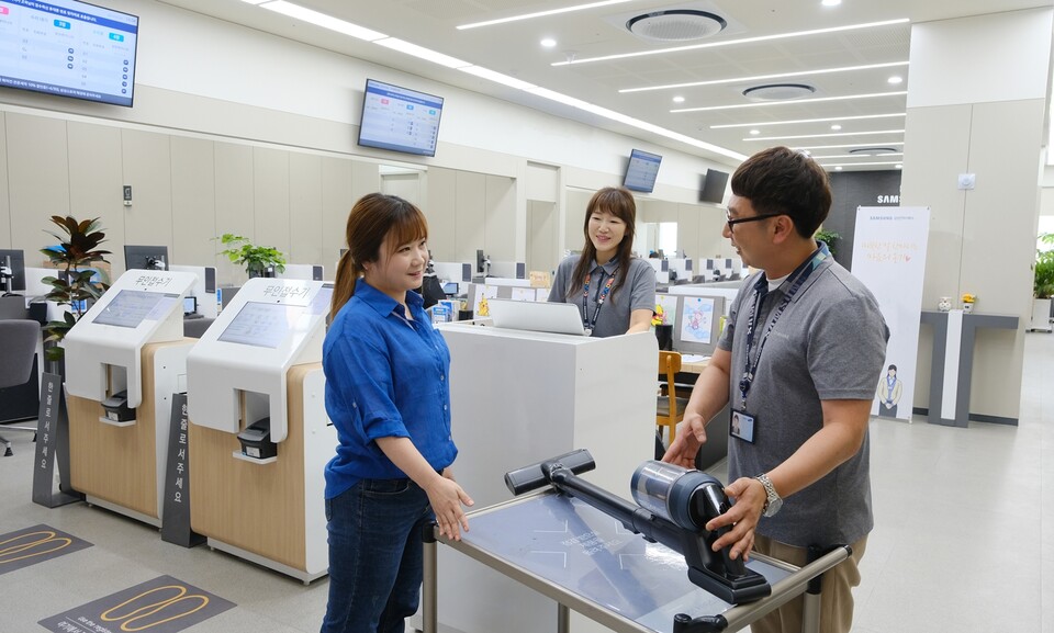 ▲삼성전자서비스 임직원이 서비스를 제공하는 모습. ⓒ삼성전자서비스