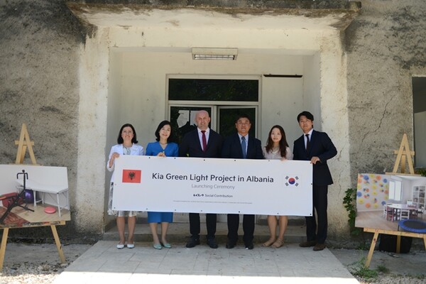 ▲마리글렌 디샤 알바니아 리브라즈드 시장(사진 왼쪽 세번째)이 19일 알바니아 리브라즈드에서 열린 '그린라이트 프로젝트' 론칭 행사에서 기아 관계자, 월드비전 관계자들과 기념 촬영을 하고 있는 모습. ⓒ기아