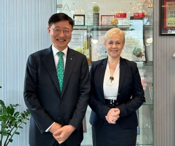 ▲이승열 하나은행장(왼쪽)이 지난 13일 폴란드 바르샤바에서 비에타 다쉰스카 무시즈카 폴란드개발은행장과 만나 기념촬영을 하고 있다.ⓒ하나은행