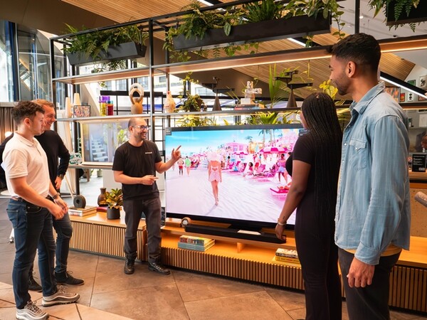 ▲삼성전자 모델이 영국 런던 삼성 브랜드 쇼케이스 삼성 킹스크로스에 전시된 네오 QLED 8K를 통해 신작 영화 예고편을 선보이는 모습. ⓒ삼성전자