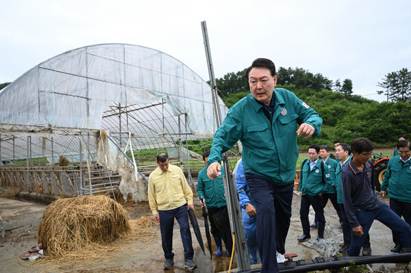▲윤석열 대통령이 지난 18일 충남 공주 탄천면 한우 축사를 방문해 집중호우 피해를 살펴보고 있다. ⓒ대통령실