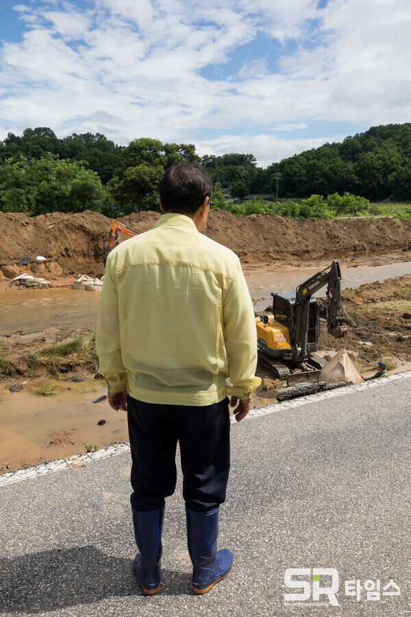 ▲지난 14일 호우 피해 현장을 찾은 최민호 세종시장이 큰 피해에 안타까운 마음으로 바라보고 있다. ⓒ이정식 사진작가