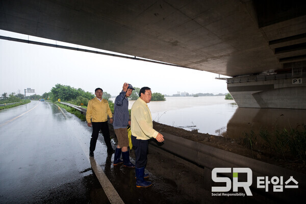 ▲지난 15일 이른 새벽 현장을 찾은 최민호 시장은 이날 시청으로 이동 전직원 비상소집, 현장근무애 돌입했다. ⓒ서중권