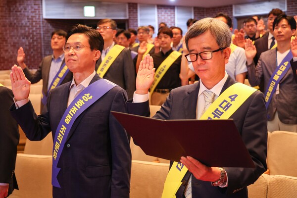 ▲정기환 한국마사회장(사진 오른쪽)이 지난 19일 과천 본사에서 열린 '4대 부패 근절 실천 서약식'에서 한국마사회 간부들과 4대 부패 근절 선서를 하는 모습. ⓒ한국마사회