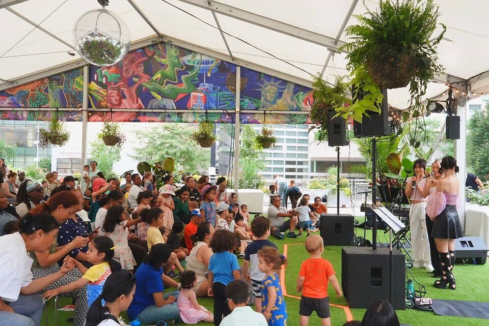 ▲지난 19일(현지시간) 미국 뉴욕시 링컨센터 댐로쉬 공원에서 열린 가족용 프로그램 ‘K팝 댄스 배워보기’ ⓒSK