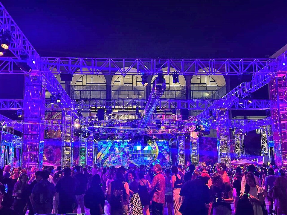 ▲지난 19일(현지시간) 미국 뉴욕시 링컨센터에서 열린 K팝과 함께 하는 사일런트 디스코 댄스 파티. ⓒSK