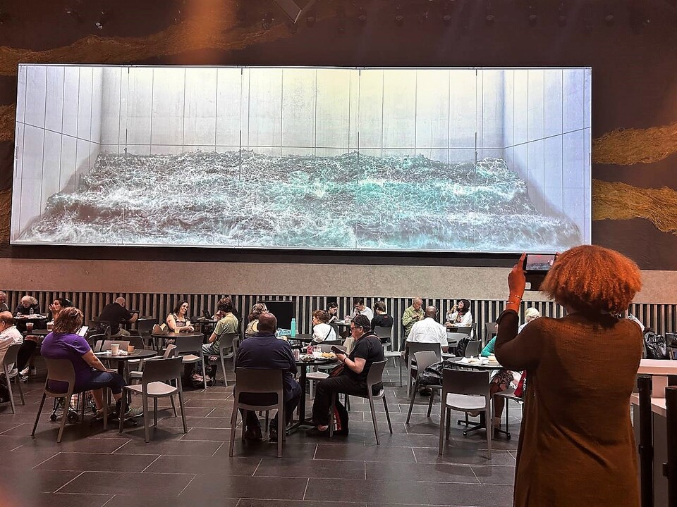 ▲지난 19일(현지시간) 미국 뉴욕시 링컨센터 데이비드 루벤스타인 아트리움 내 디지털 월에 설치된 디스트릭트의 웨이브 전시. ⓒSK