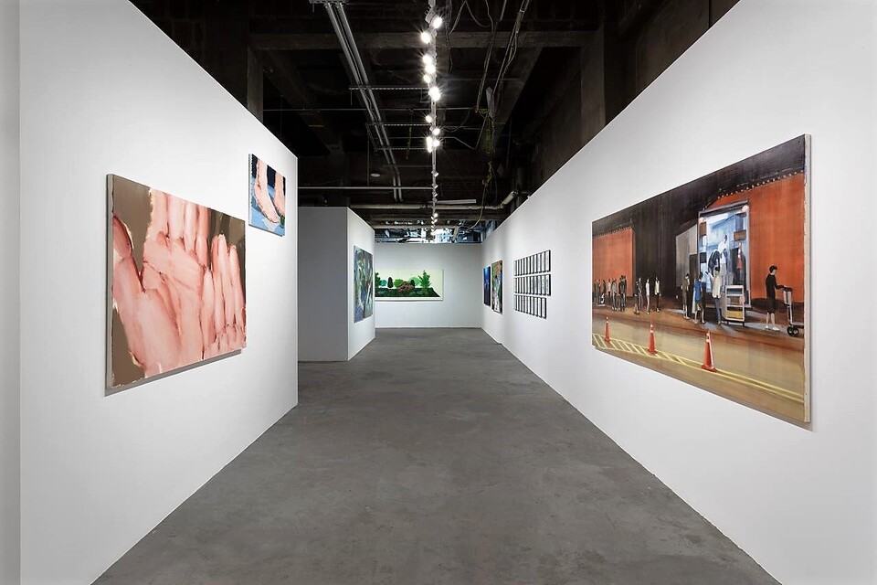 ▲미국 뉴욕시 록펠러 센터 내 링크 레벨 갤러리에서 열리는 아투(Artue)의 한국 작가 12인 기획전. ⓒSK