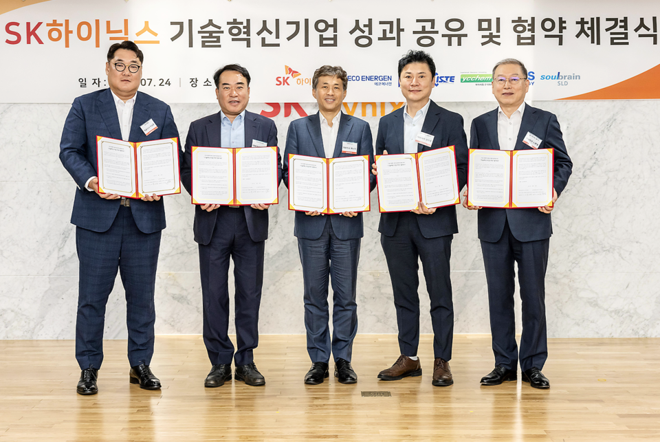 ▲SK하이닉스가 24일 이천캠퍼스에서 7기 기술혁신기업 협약식을 가졌다. (왼쪽부터) 이승훈 와이씨켐 대표, 조창현 ISTE 대표, 곽노정 SK하이닉스 대표이사 사장, 임은재 코비스테크놀로지 대표, 노환철 솔브레인SLD 대표. ⓒSK하이닉스