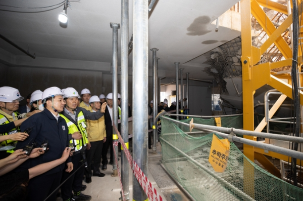 ▲원희룡 국토교통부 장관이 인천 검단 신도시 건설현장에서 발생한 지하주차장 붕괴 사고 현장을 점검하고 있다. ⓒ국토교통부