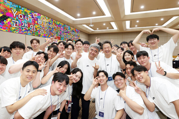 ▲대우건설 정원주 회장과 백정완 사장이 신입사원들과 함께 단체사진을 찍고 있다. ⓒ대우건설