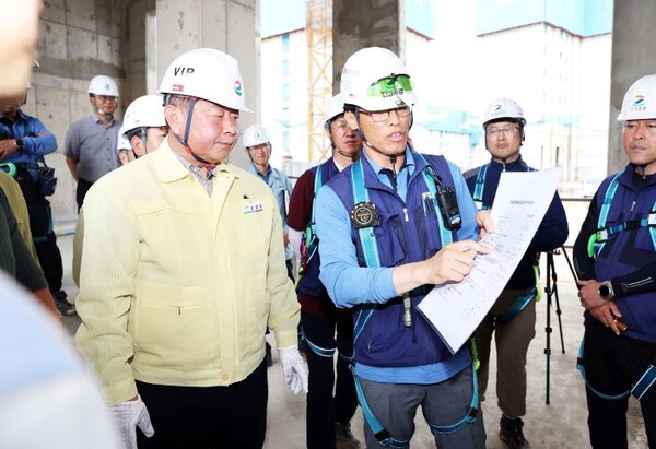 ▲김경일 파주시장(왼쪽)이 파주시 A40블럭 아파트현장을 방문해 점검하고 있다. ⓒ파주시