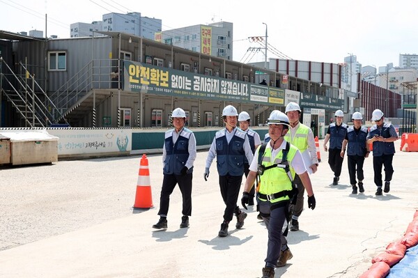 ▲지난 7월 ‘베르몬트로 광명’ 현장을 방문한 백정완 대우건설 사장(왼쪽에서 두번째)과 민준기 CSO(왼쪽에서 첫번째). ⓒ대우건설