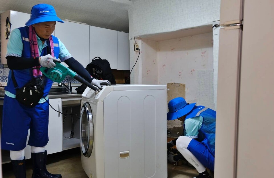 ▲삼성전자서비스가 14일 태풍으로 침수 피해가 발생한 고성군에 특별서비스팀을 파견해 침수된 가전제품을 세척 및 수리하는 모습. ⓒ삼성전자서비스