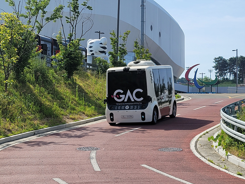 ▲도로를 운행중인 자율주행셔틀. ⓒ롯데정보통신