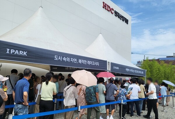 ▲춘천 레이크시티 아이파크 모델하우스를 방문한 고객들의 모습. ⓒHDC현대산업개발