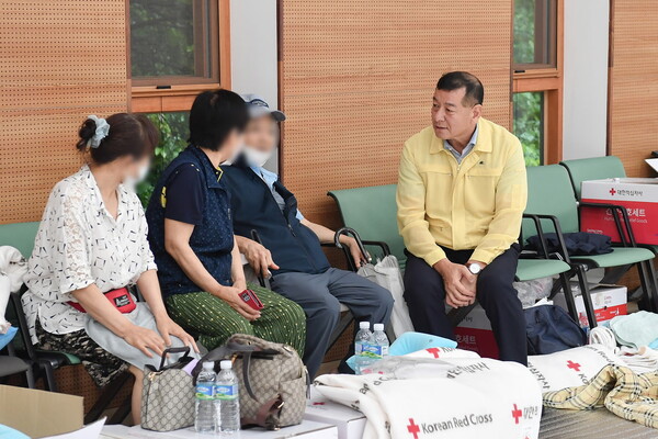 ▲최원철 시장은 “이번 긴급 주거 지원이 집중호우로 인해 삶의 터전을 잃은 이재민들에게 큰 힘이 되길 바란다"고 위로를 전했다. ⓒ공주시