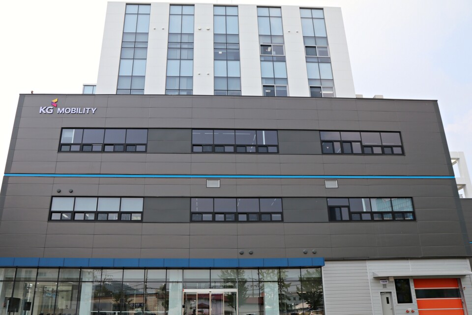 ▲KG모빌리티가 서울서비스센터(구로동 소재)를 군포시로 이전해 광역서비스센터로 새롭게 개소하고 고객 중심의 차별화된 서비스 제공을 목표로 원스톱 서비스 시행 등 고객 사후 관리 강화와 서비스 품질 향상에 나섰다. ⓒKG모빌리티