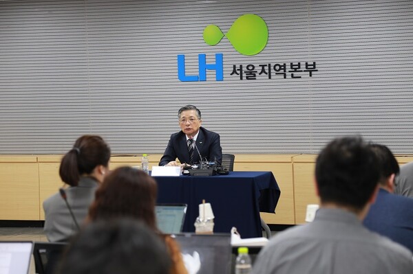 ▲11일 이한준 LH사장이 긴급기자회견을 하고 있다. ⓒLH