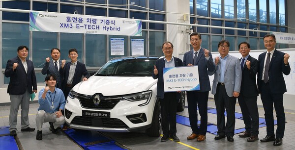 ▲르노코리아자동차 및 인하공업전문대학교 관계자들이 협약 서약식 후 기념촬영을 하고 있다. ⓒ르노코리아자동차