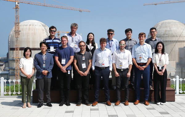 ▲한국수력원자력과 체코 원자력 전문가그룹이 21~24일 기술교류회를 갖고 기념촬영을 하고 있다. ⓒ한수원