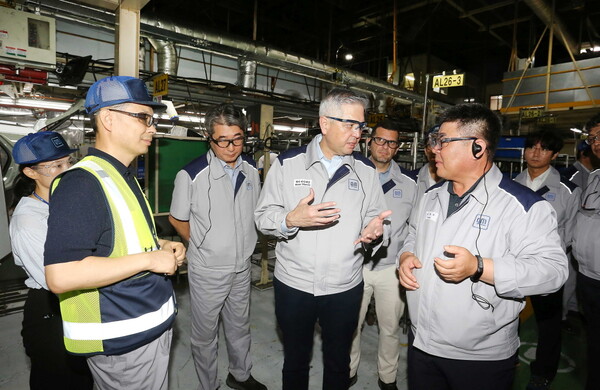 ▲헥터 비자레알 제너럴 모터스(GM) 한국사업장 신임 사장이 지난 23일 첫 현장 경영 행보로 GM 부평공장을 방문해 품질 관리 현황 등을 살피고 있다. ⓒGM