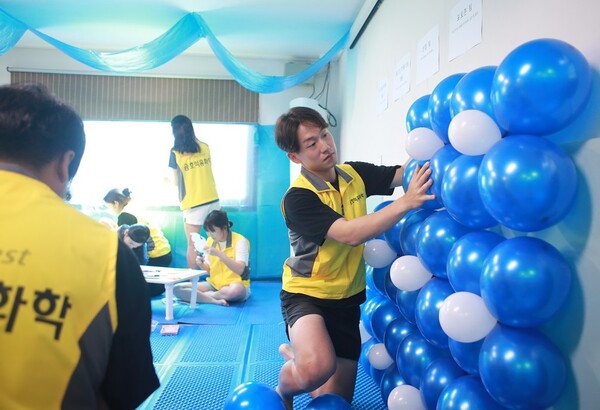 ▲금호석유화학 직원들이 평택 '야곱의 집'에서 봉사활동을 진행하고 있다. ⓒ금호석유화학