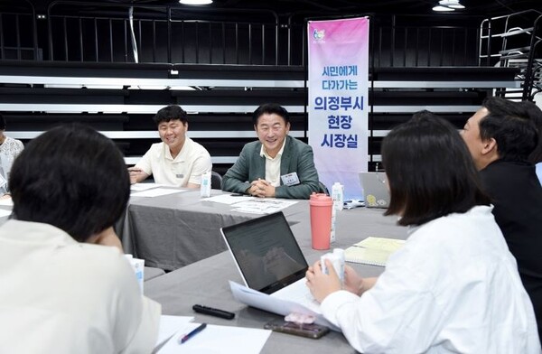 ▲김동근 시장(가운데)이 현장 시장실에서 시민과 대화하고 있다. ⓒ의정부시