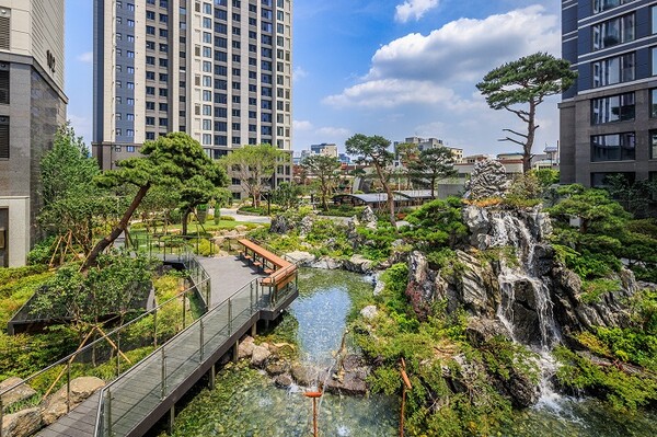 ▲‘롯데캐슬 리버파크 시그니처’에 조성된 수경시설. ⓒ롯데건설