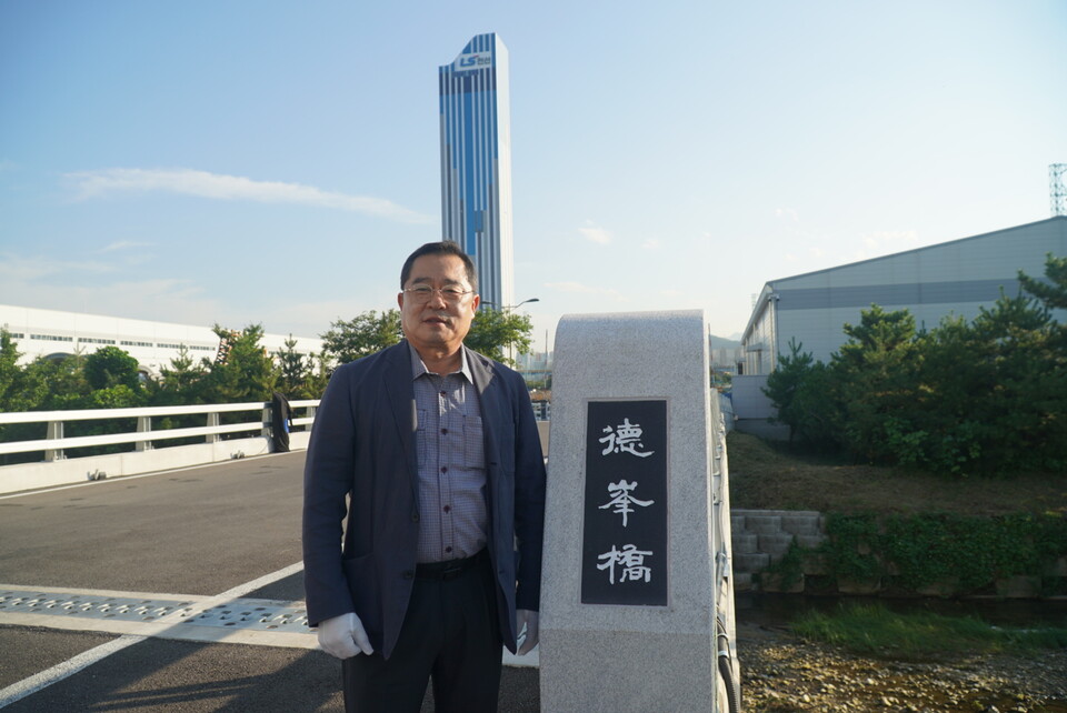 ▲구자열 LS 이사회 의장이 강원 동해시 해저케이블 사업장에 자신의 호를 따 명명한 덕봉(德峰)교 위에서 기념 사진을 찍고 있다. ⓒLS