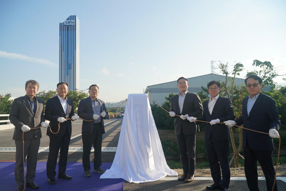 ▲(왼쪽 세번째부터) 구자열 LS 이사회 의장과 구본규 LS전선 사장 등 교량 명명식에 참석한 내빈들이 강원 동해시 해저케이블 사업장에 신축한 덕봉(德峰)교의 제막 세리머니를 하고 있다. ⓒLS