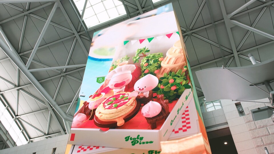 ▲카카오가 인천국제공항공사와 ‘어피치&춘식이와 함께하는 상상투어’ 영상 콘텐츠를 공항 내 20여개 대형 전광판에서 송출한다. ⓒ카카오