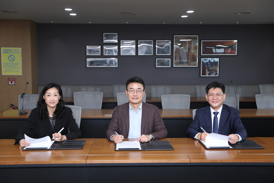 ▲(왼쪽부터) 루스 선 IBM 삼성 파트너십 글로벌 매니징 디렉터, 구형준 삼성SDS 클라우드서비스사업부장(부사장), 김경상 한국레드햇 사장. ⓒ삼성SDS