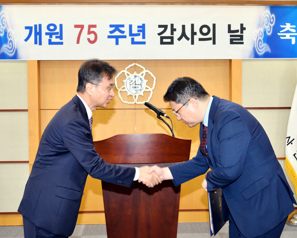 ▲감사원이 지난달 28일 한국마사회를 모범 사례 기관으로 선정하고 표창을 수여했다. 표창 수여식에 참석한 (왼쪽부터) 최재해 감사원장과 최진영 한국마사회 공정관리처장. ⓒ한국마사회