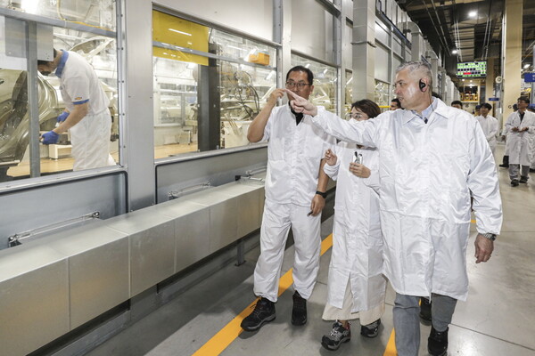 ▲비자레알 사장이 4일 GM 창원공장을 방문해 '트랙스 크로스오버'의 생산 현장을 점검하고 품질관리 경영 통한 경쟁력 확보를 강조하고 있다. ⓒ한국GM