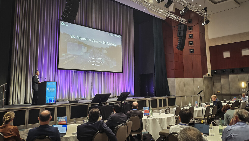 ▲SK텔레콤이 이달 5~7일 사흘간 독일 뮌헨에서 열리는 아이온 글로벌 포럼 정기 6차 멤버 회의에 참가해 차세대 모바일 프론트홀 기술 실증 결과를 발표한다. 류탁기 SKT 인프라 기술담당이 지난 5일 아이온 글로벌 포럼 정기 6차 멤버 회의에서 발표하는 모습. ⓒSK텔레콤