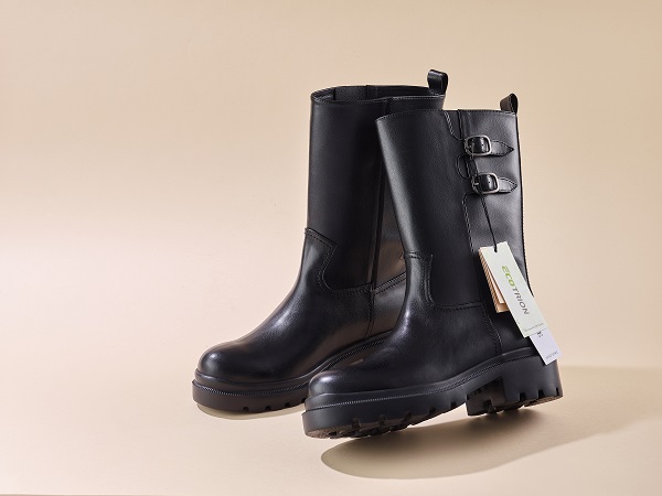 ▲SK케미칼의 에코트리온 소재가 적용된 SJSJ 버클 스트랩 부츠. ⓒSK케미칼