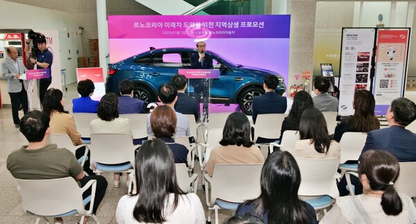 ▲르노코리아와 부산시가 7일 부산시청에서 차량 전시 판촉 프로모션 행사를 갖고 제품 판촉 및 홍보에 나섰다. ⓒ르노코리아